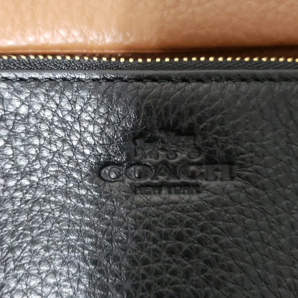 Coach Pebbled Leather Double Corner Zip Compartment Wristlet NWT‎ (TAN ONLY)